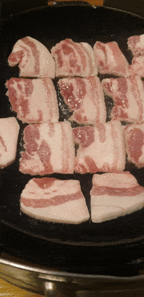 서면 맛집 무쇠김치삼겹 고기 굽는 중