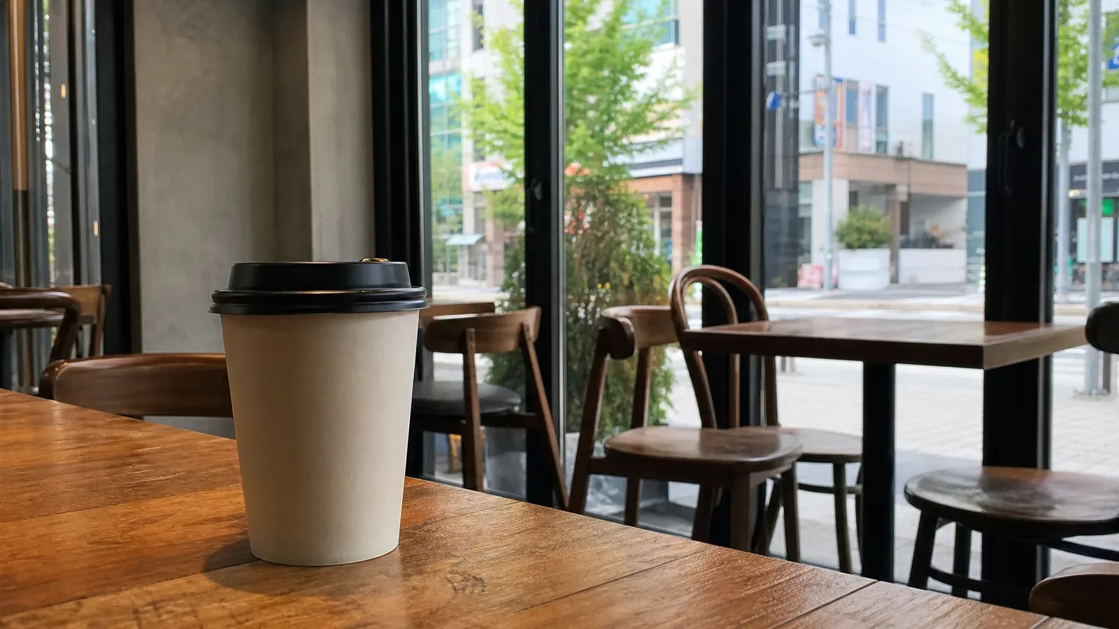 서면 지역 cafe 방문 전 확인사항을 소개하는 사실적인 참고 이미지