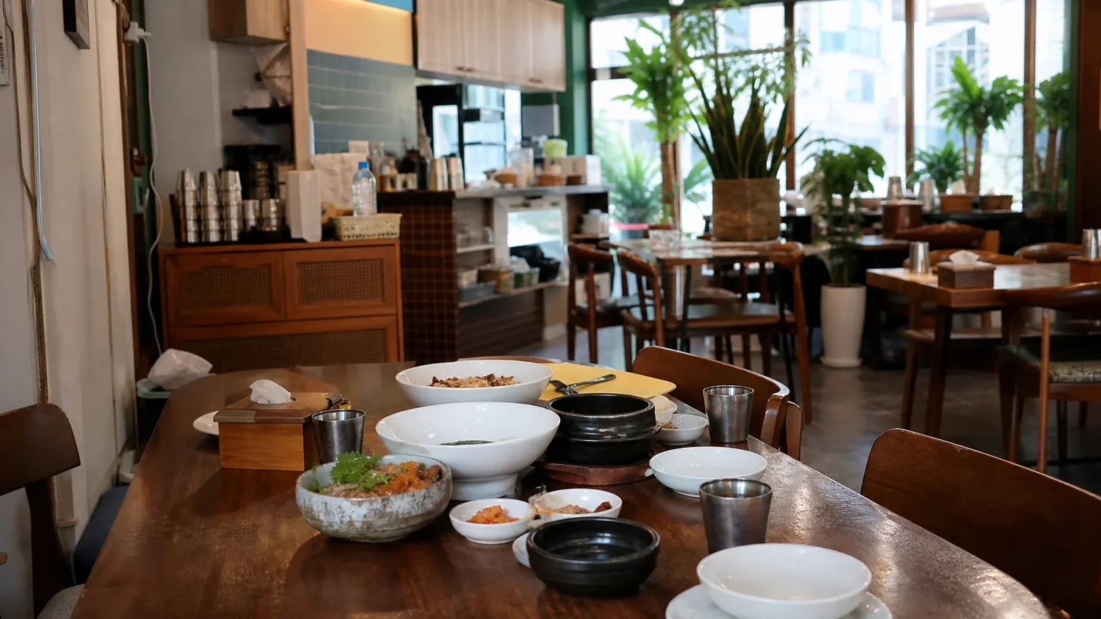 서면 지역 restaurant 방문 전 확인사항을 소개하는 사실적인 참고 이미지