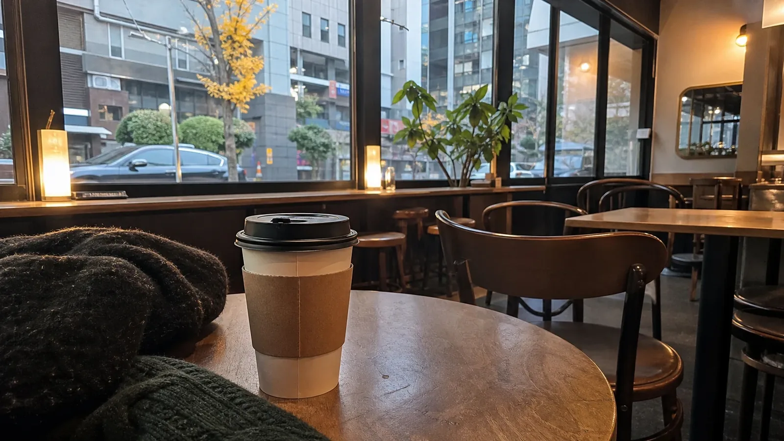 서면 지역 cafe 방문 전 확인사항을 소개하는 사실적인 참고 이미지