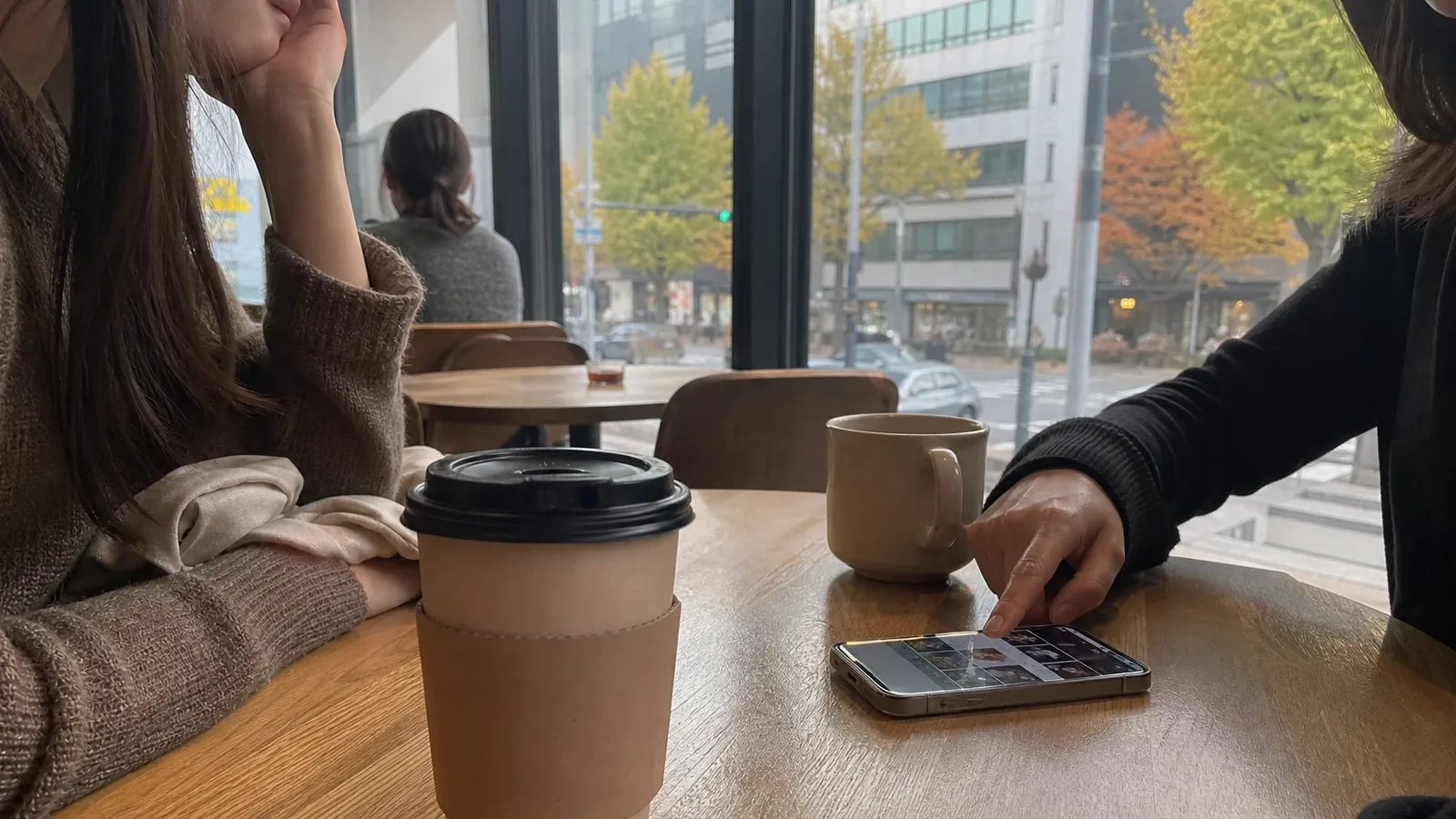 서면 지역 cafe 방문 전 확인사항을 소개하는 사실적인 참고 이미지
