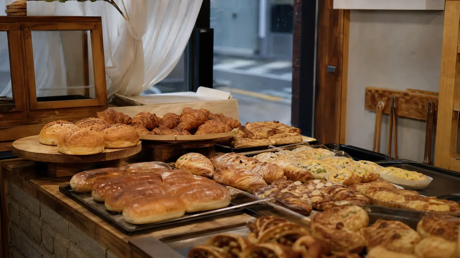 서면 지역 bakery 방문 전 확인사항을 소개하는 사실적인 참고 이미지